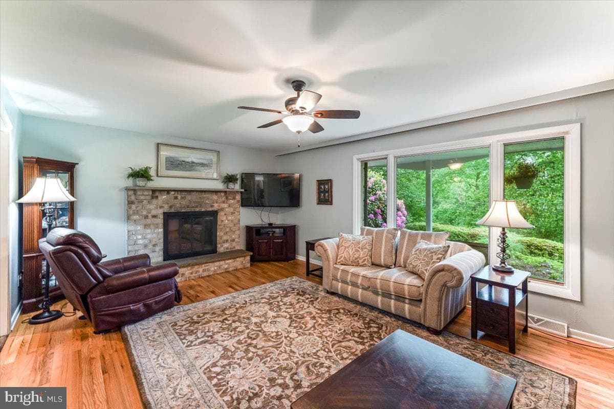 942 Cossart Road photo 8