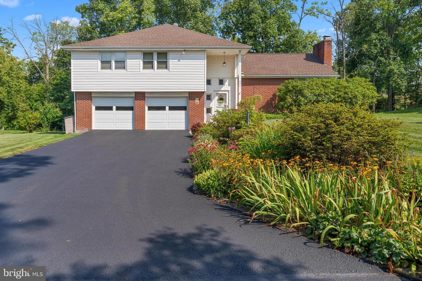 654 Grace Avenue photo 1