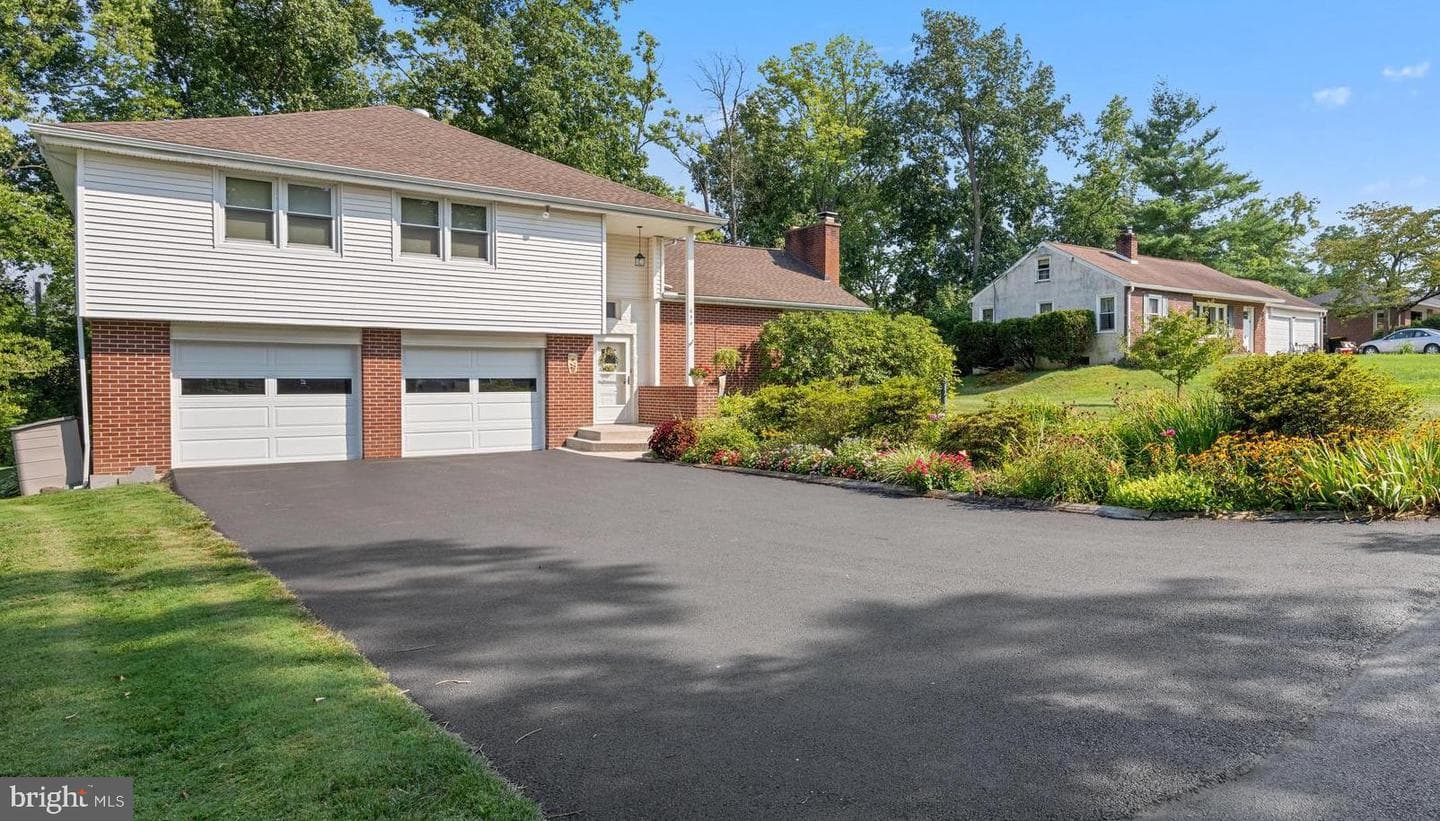 654 Grace Avenue photo 2