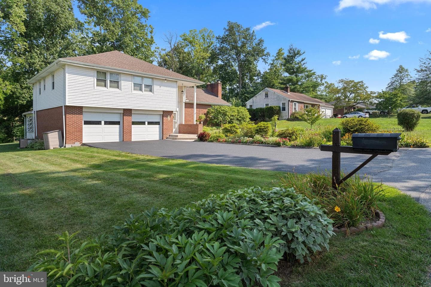 654 Grace Avenue photo 3