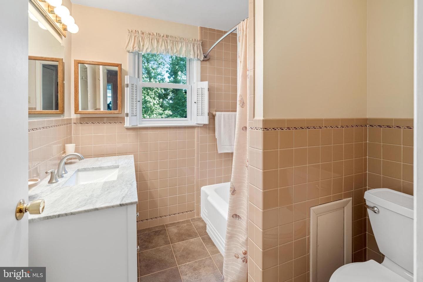 654 Grace Avenue photo 34