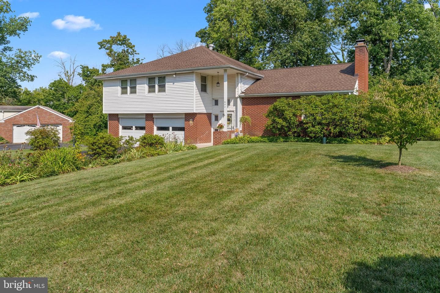 654 Grace Avenue photo 4