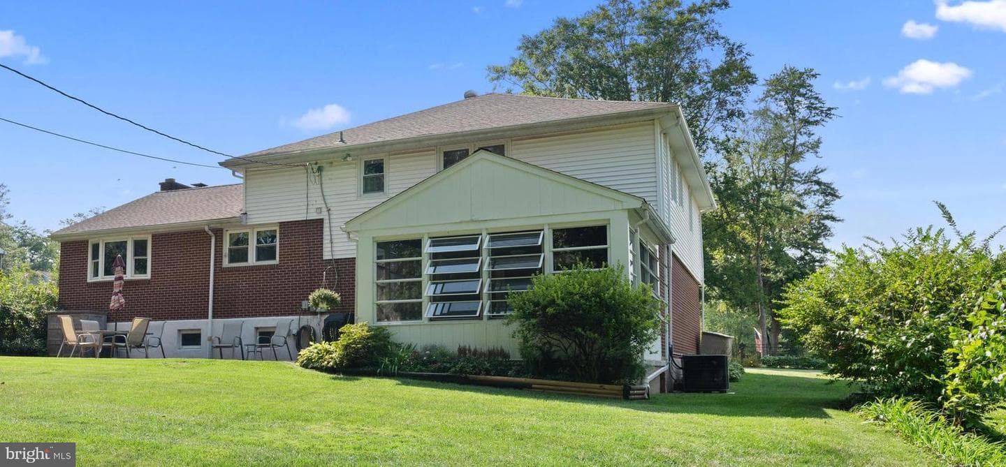 654 Grace Avenue photo 8