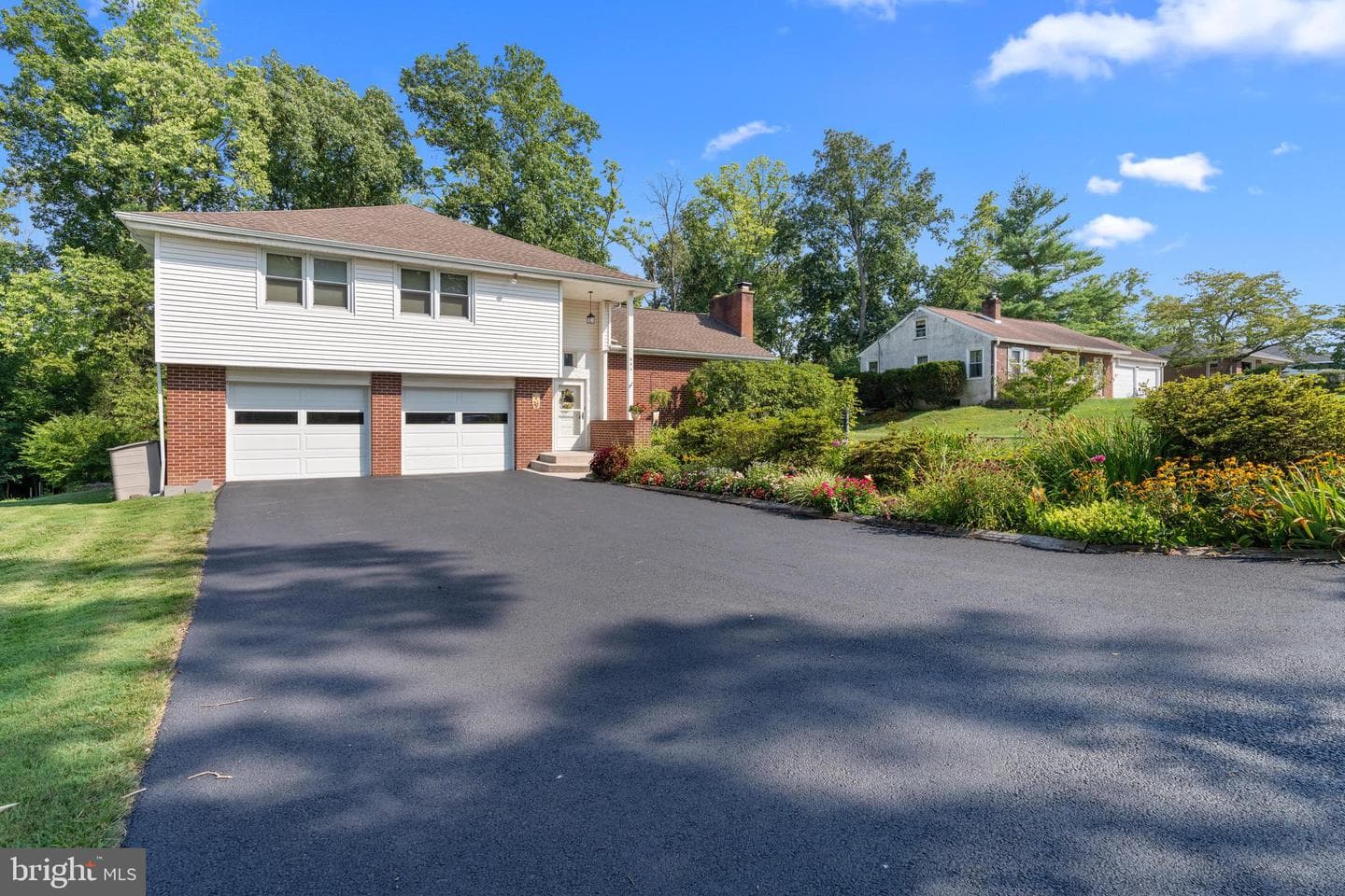 654 Grace Avenue photo 9