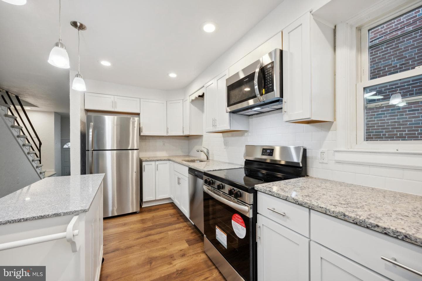 335 Mary Street photo 11