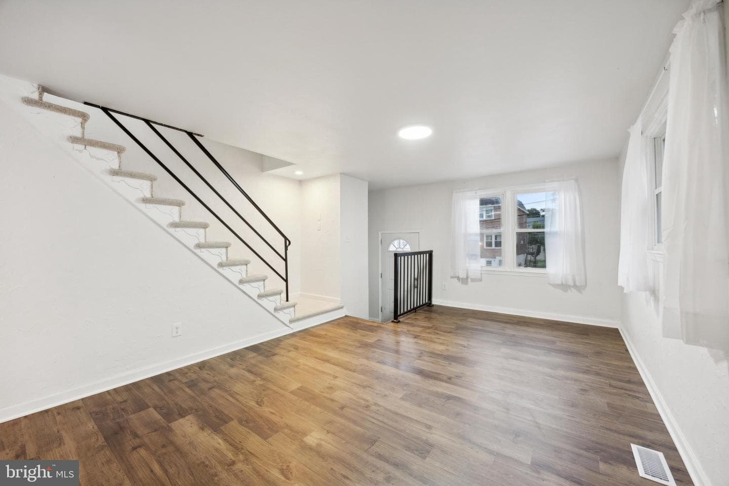 335 Mary Street photo 5