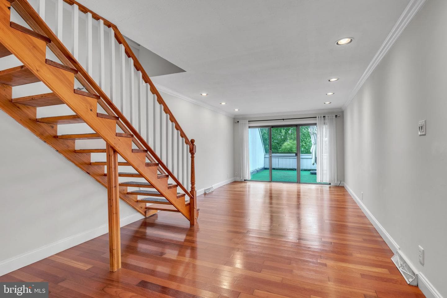 607 Summit House photo 4