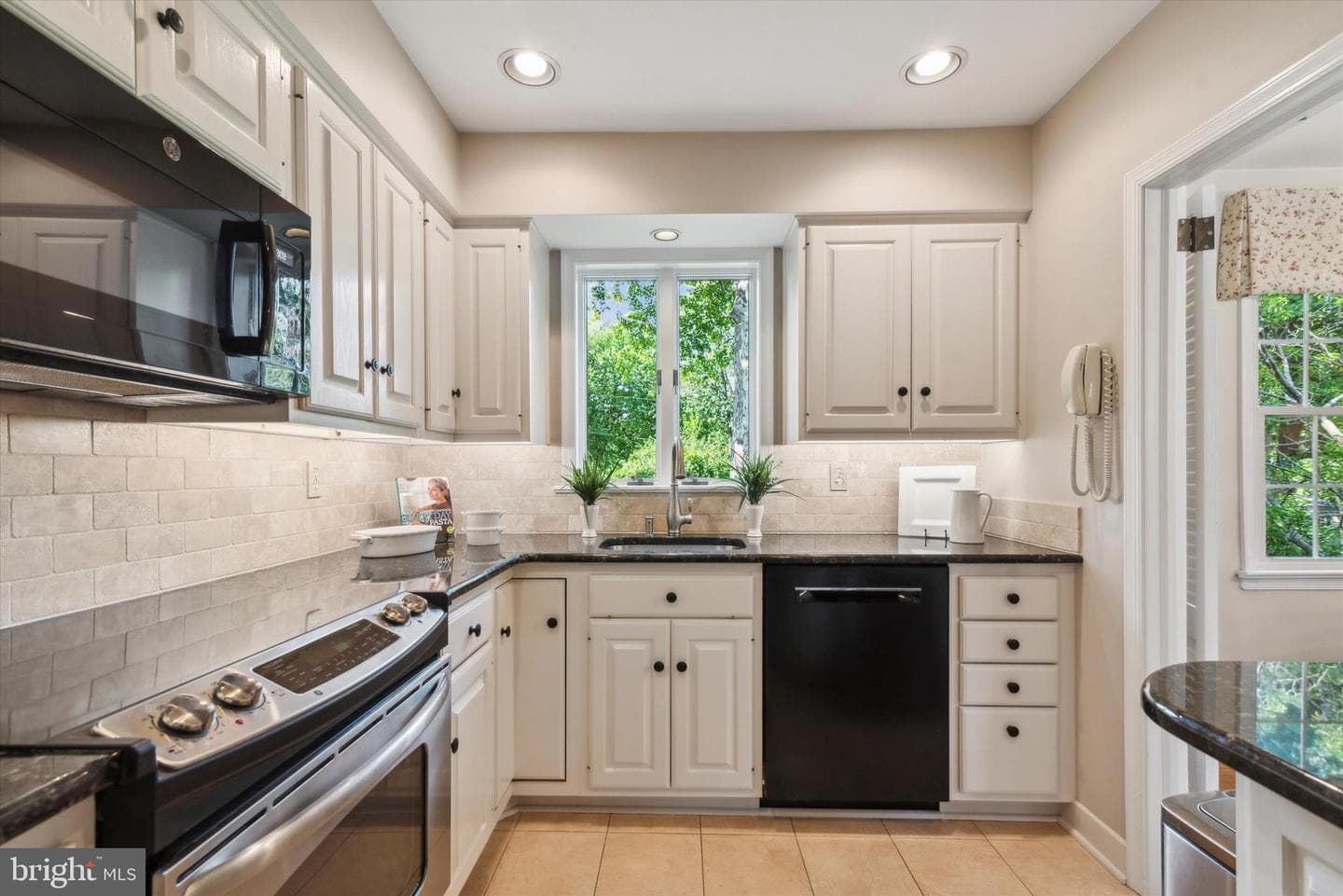 319 Landsende Road photo 10