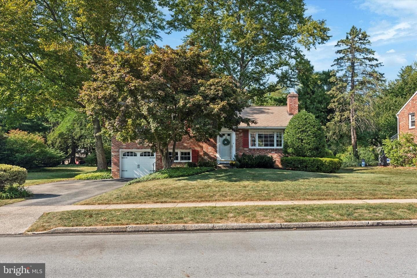 319 Landsende Road photo 3