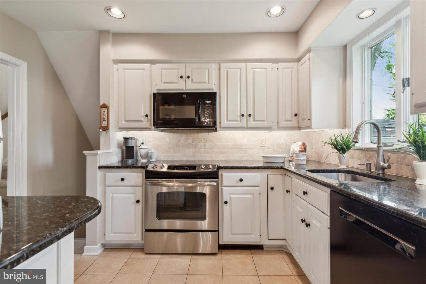 319 Landsende Road photo 9
