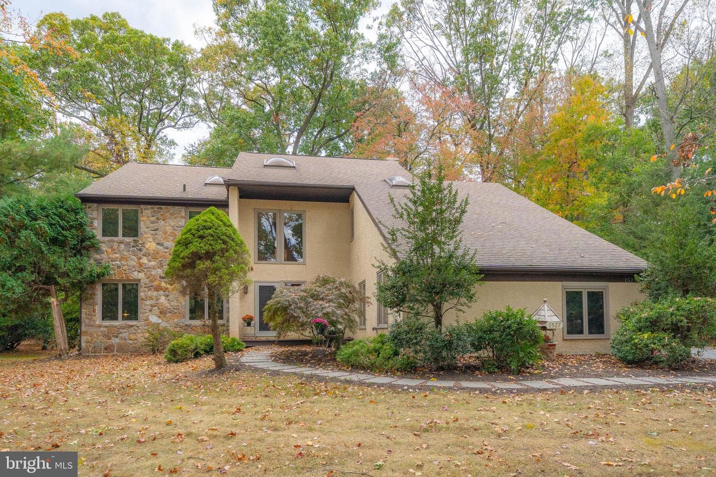 1527 Tanglewood Drive photo 2