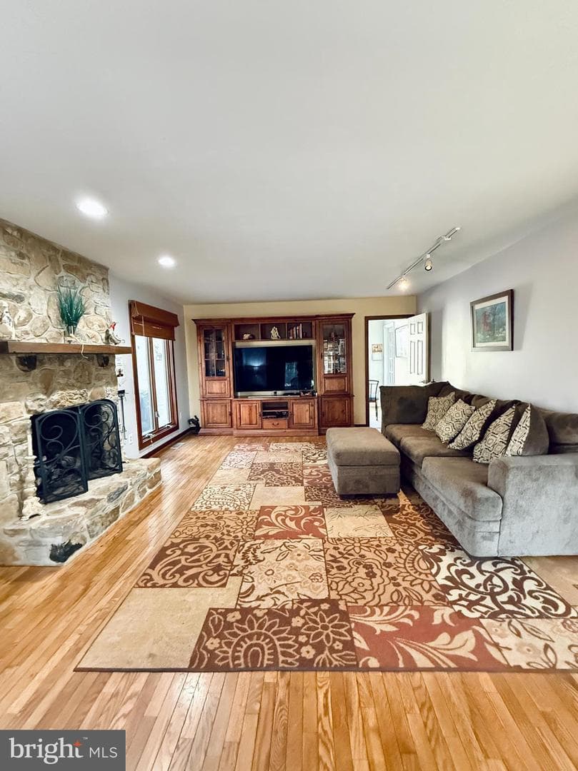1527 Tanglewood Drive photo 8