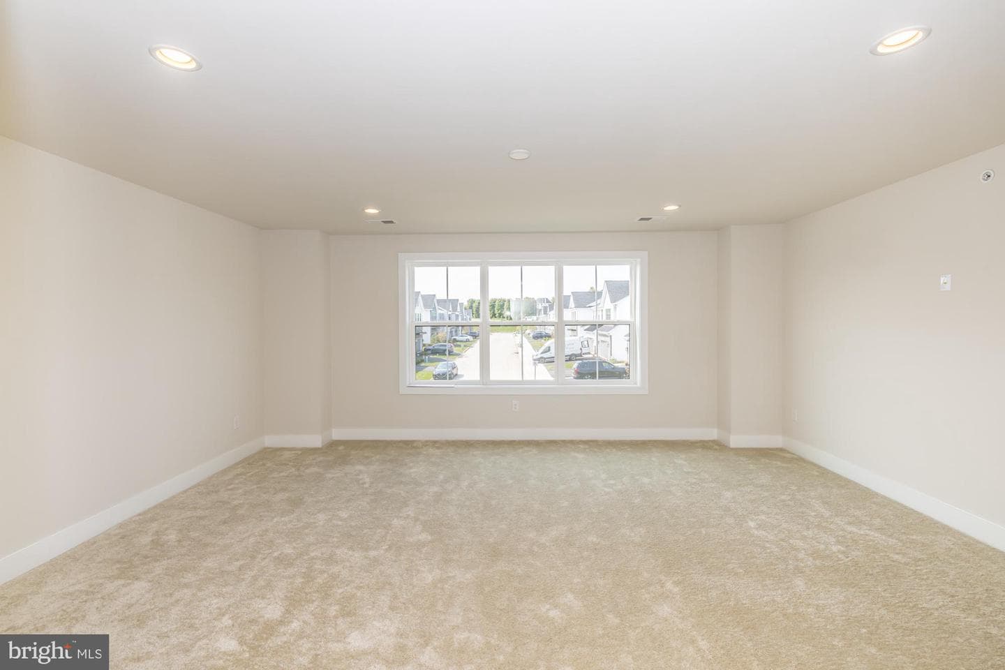 235 Iris Lane photo 18