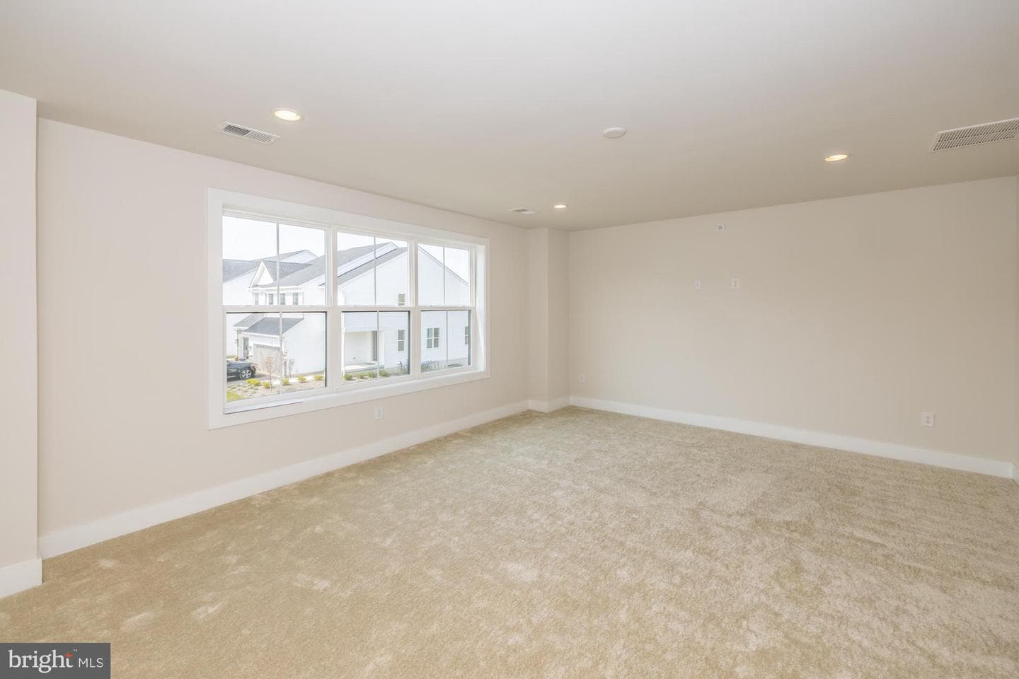 235 Iris Lane photo 19