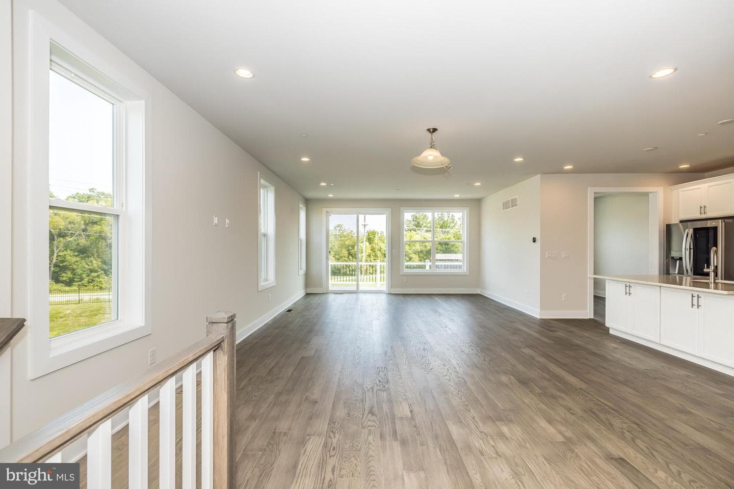 235 Iris Lane photo 4