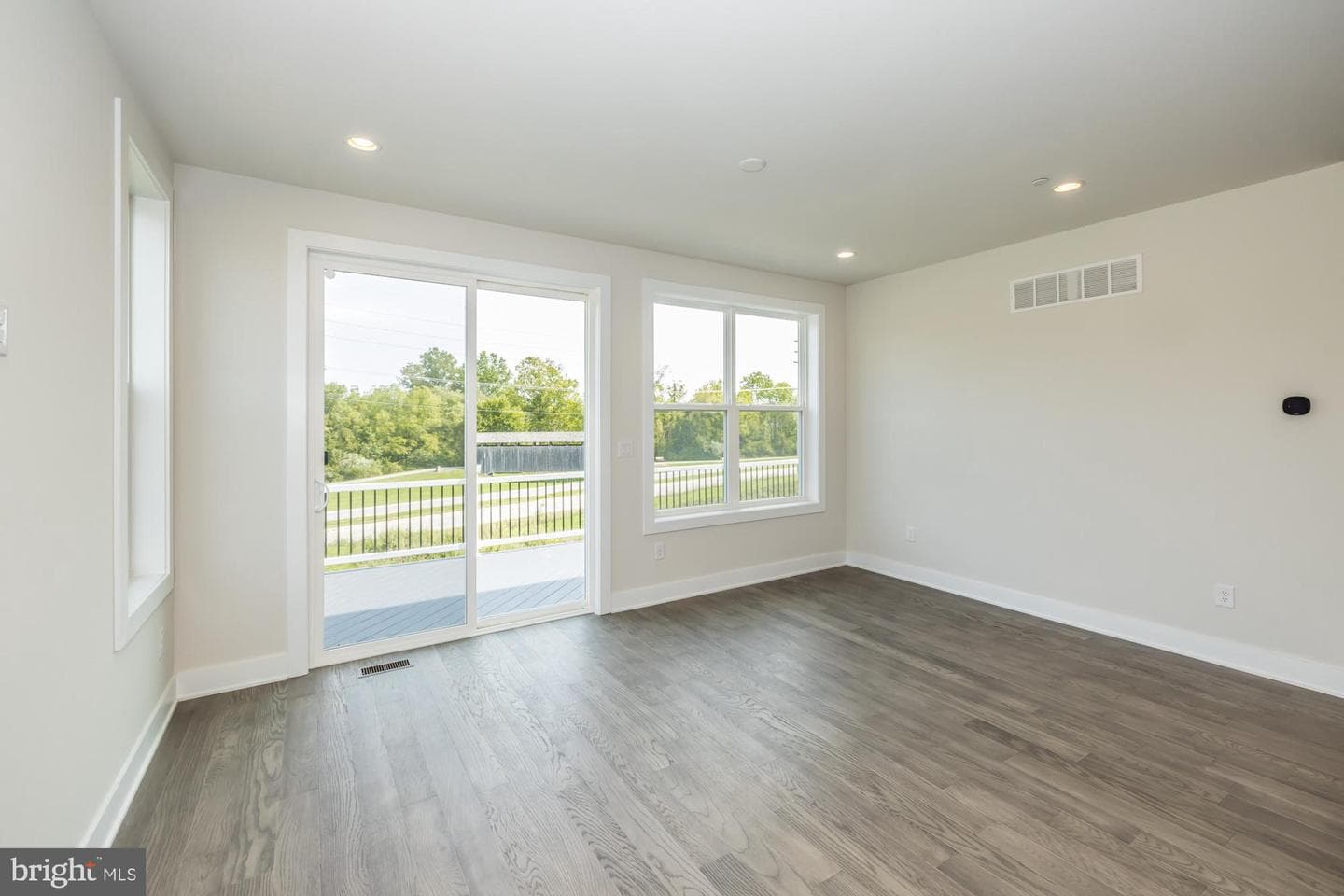 235 Iris Lane photo 6