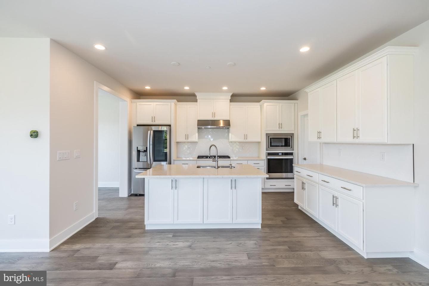 235 Iris Lane photo 8