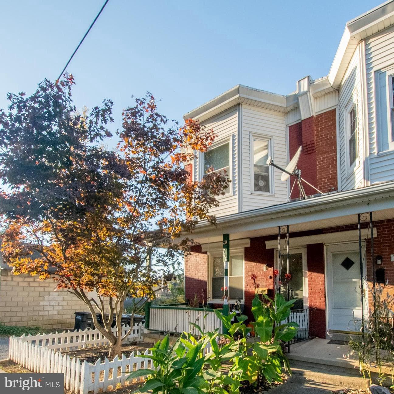 747 Oak Street photo 3