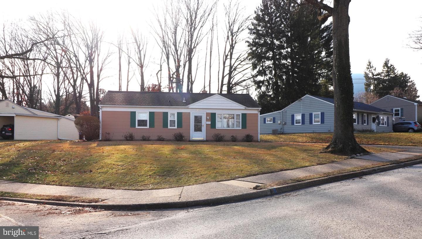1221 Tyler Avenue photo 3