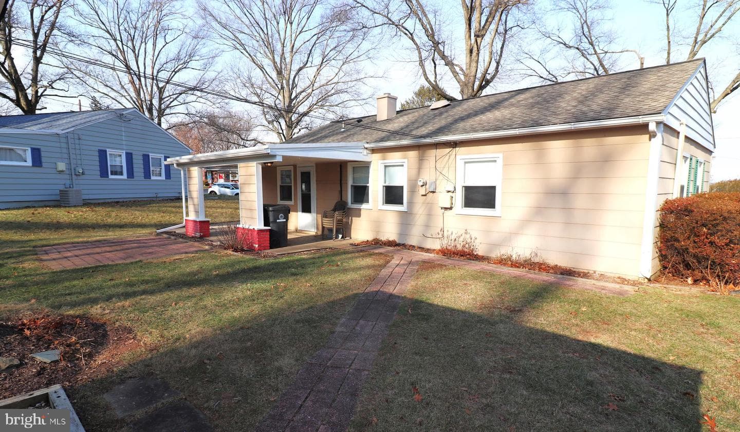 1221 Tyler Avenue photo 4