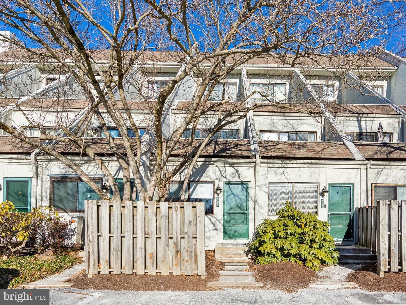 505 Summit House photo 1
