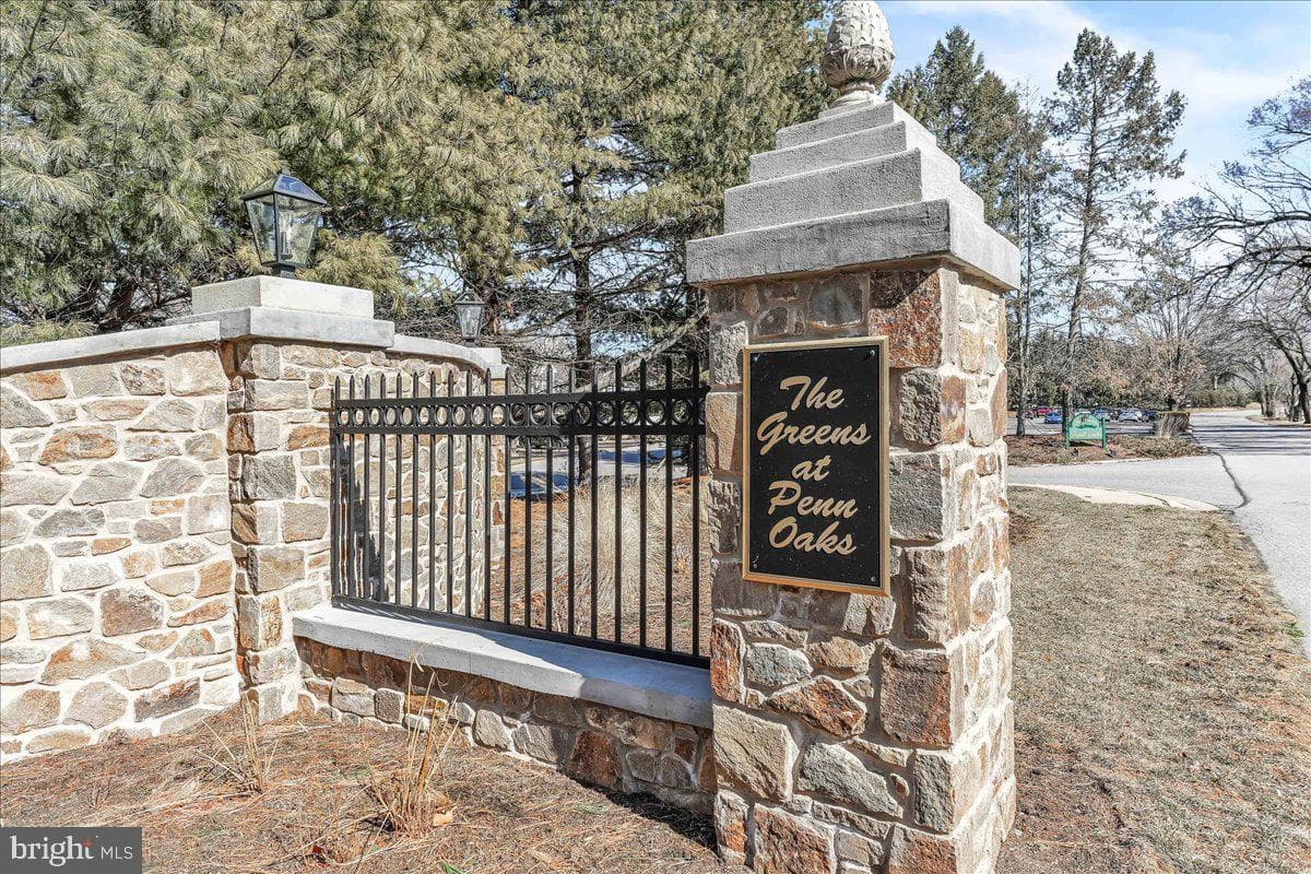 216 Greenbriar Drive photo 2