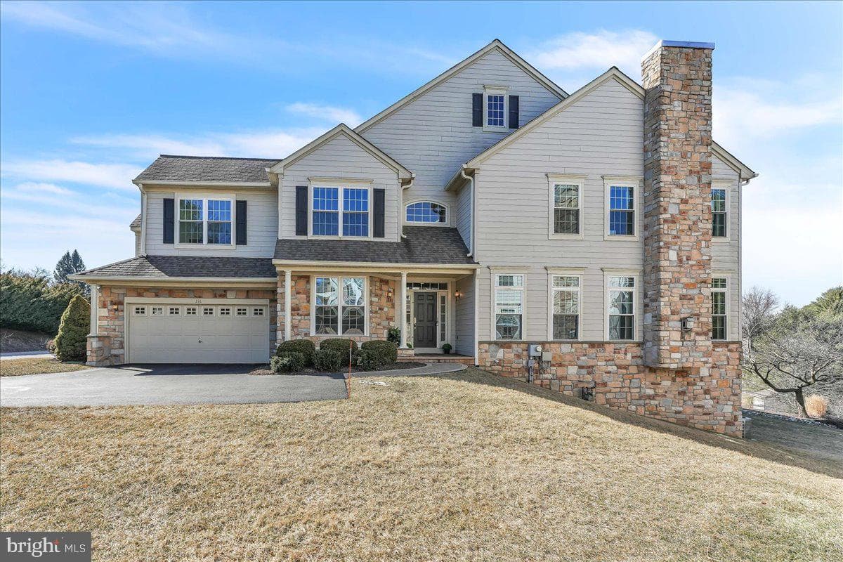 216 Greenbriar Drive photo 3