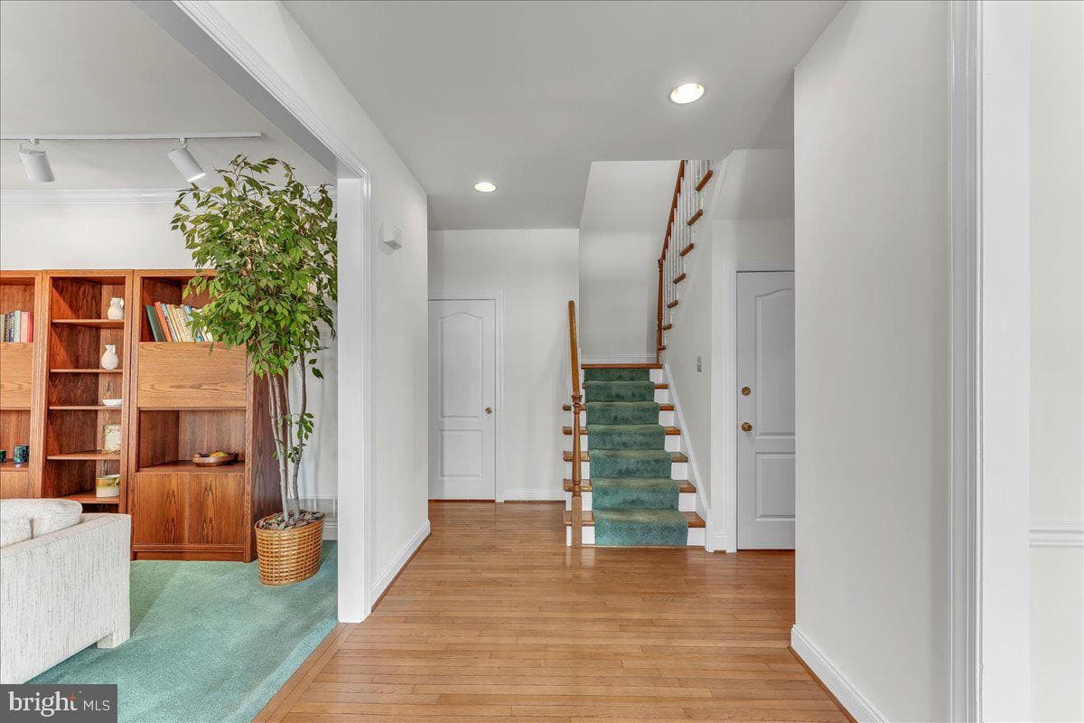 216 Greenbriar Drive photo 5
