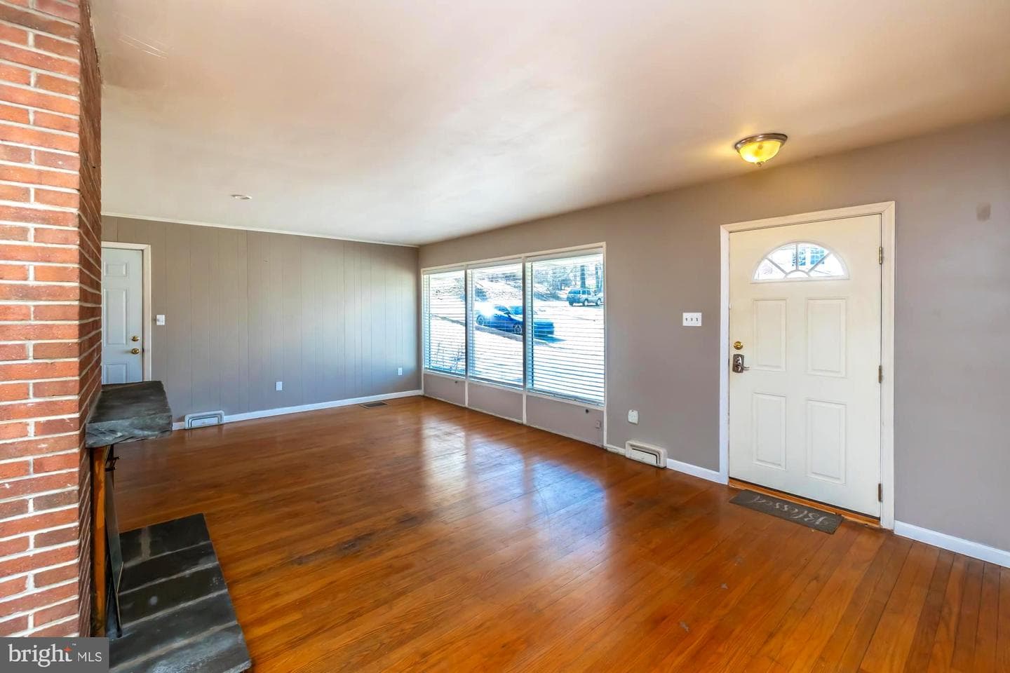 157 S 10th Avenue photo 3