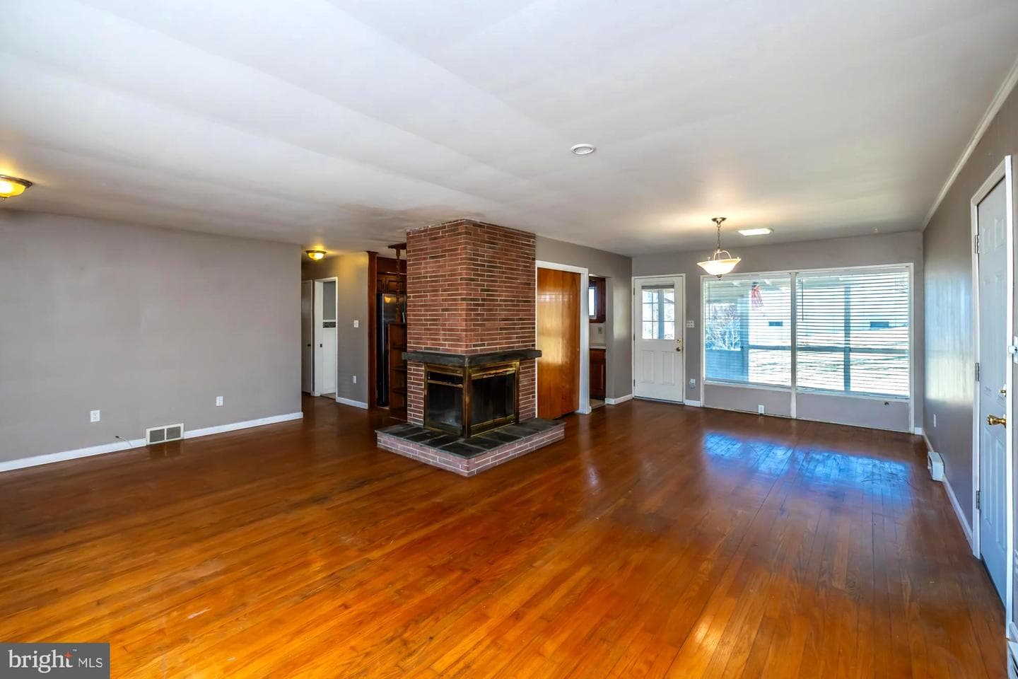 157 S 10th Avenue photo 4