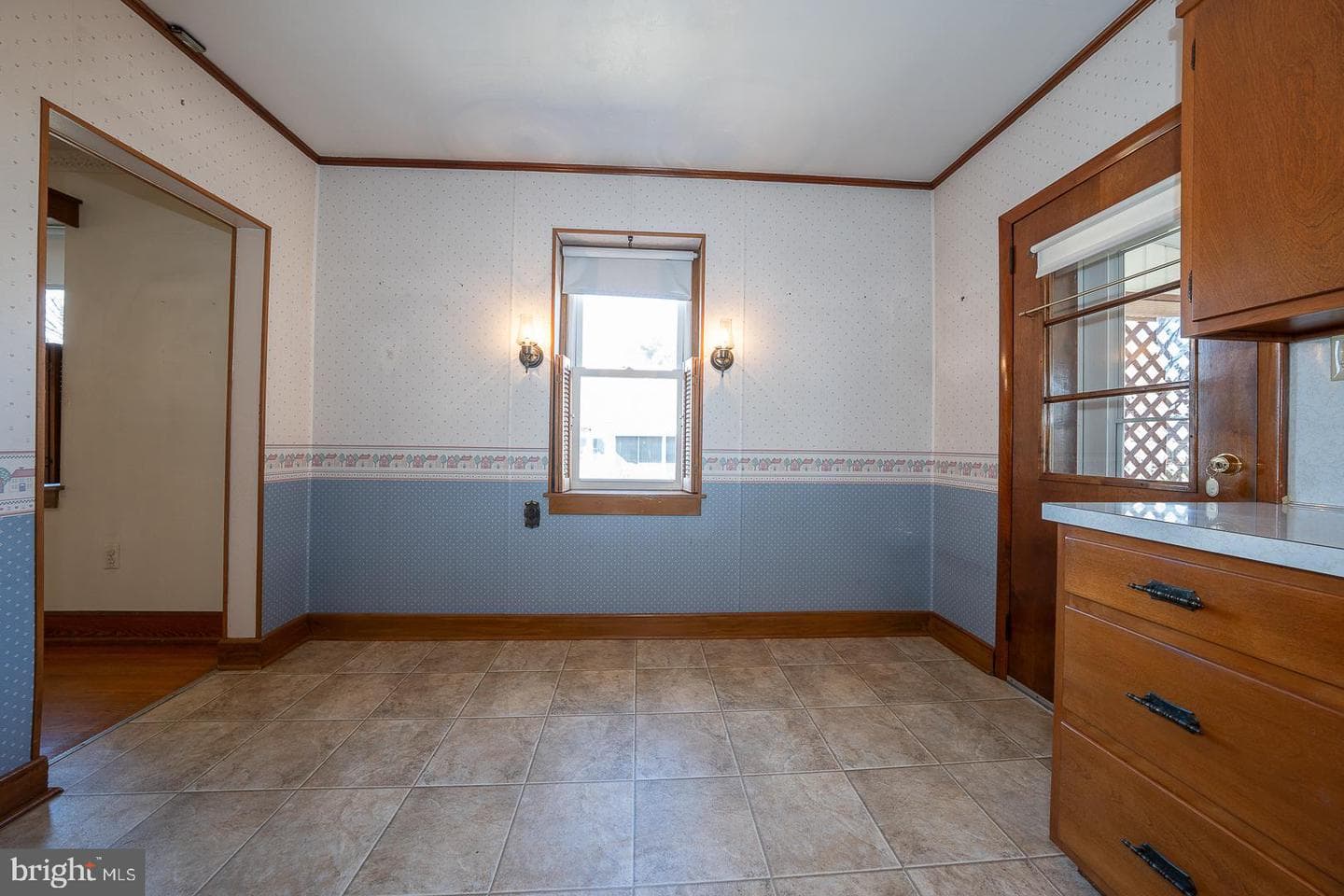 821 W 2nd Avenue photo 24