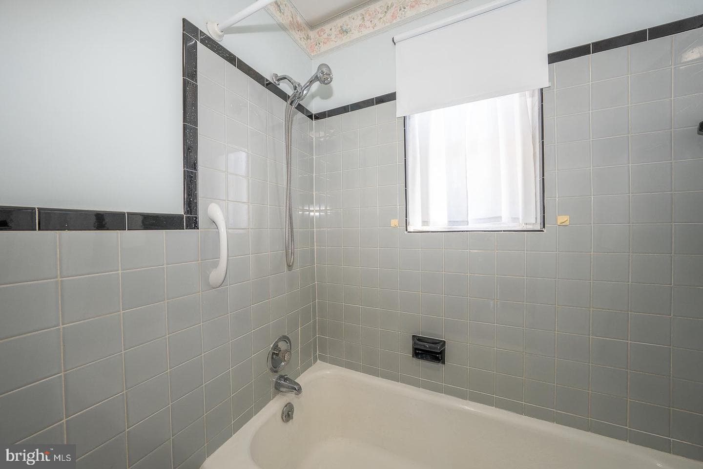 821 W 2nd Avenue photo 31
