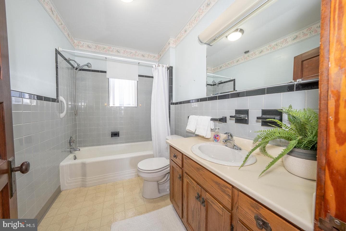 821 W 2nd Avenue photo 32