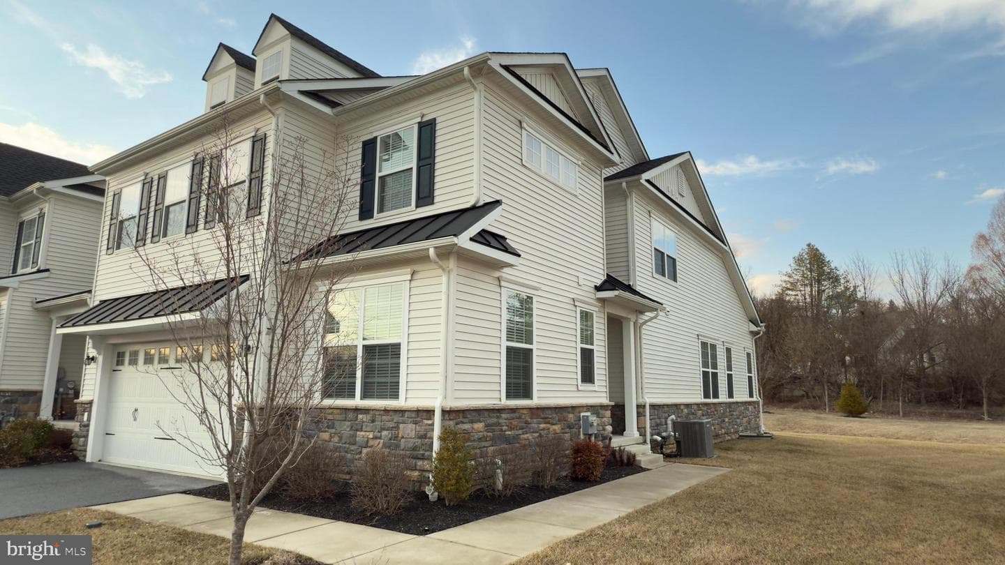 443 Lee Place photo 2