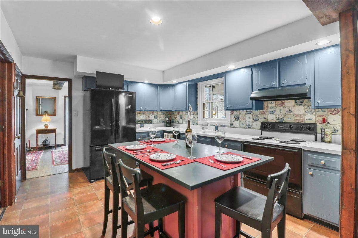 711 Sycamore Drive photo 2