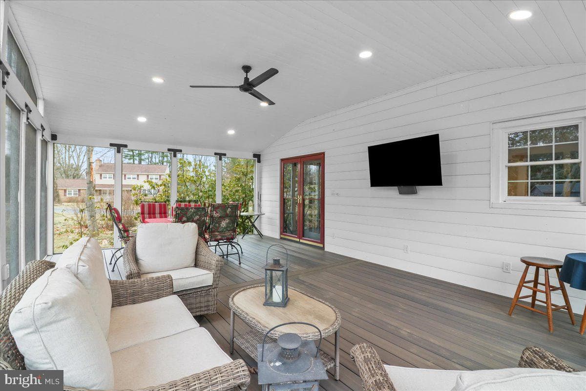 711 Sycamore Drive photo 9
