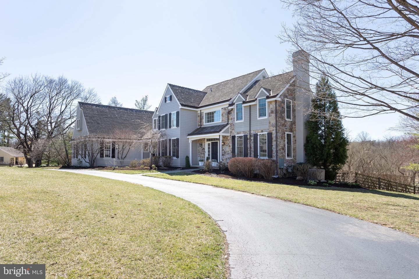 1548 Overlook Place photo 2