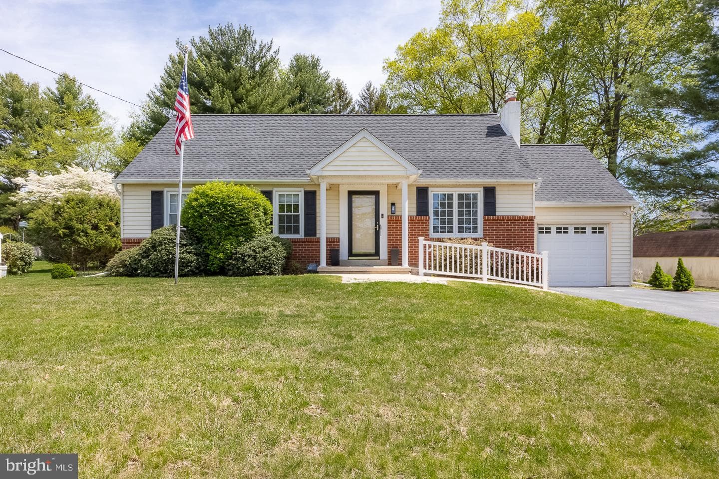 1437 Oakwood Road photo 1