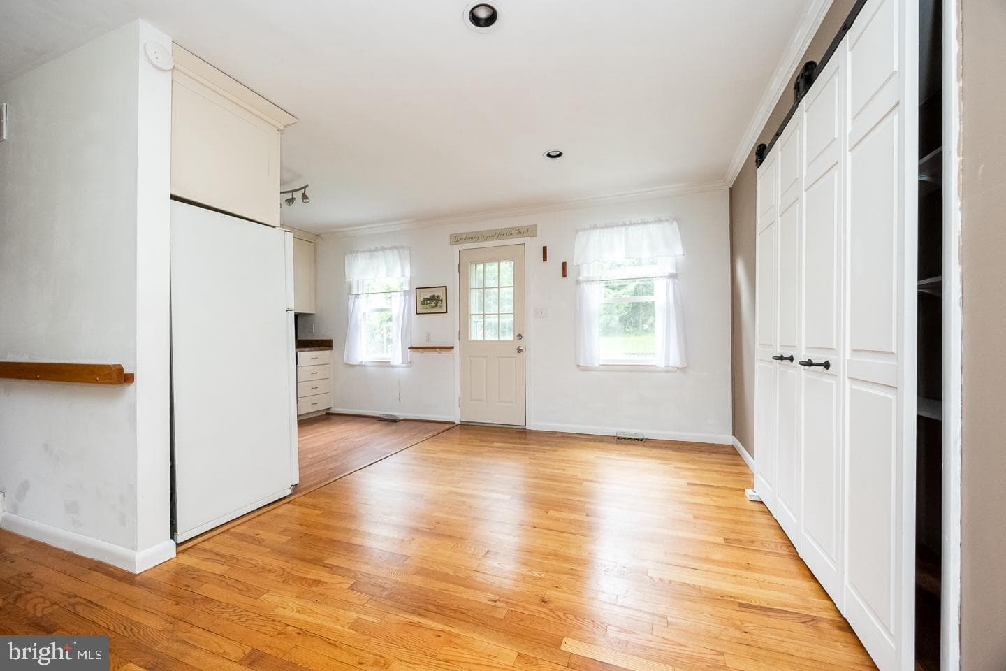 1437 Oakwood Road photo 5