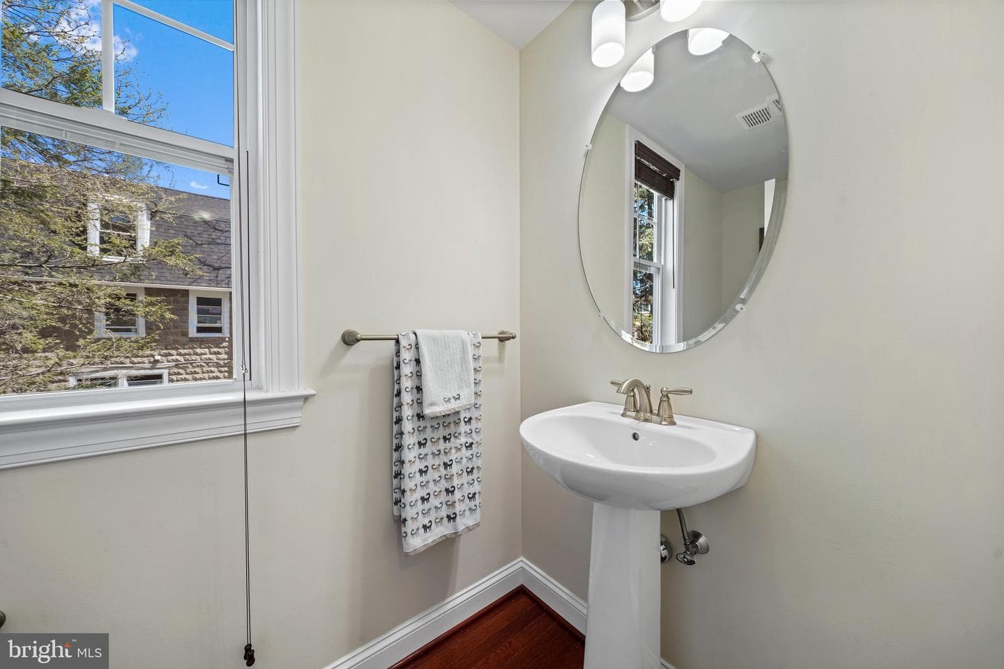 318 E Barnard Street photo 16