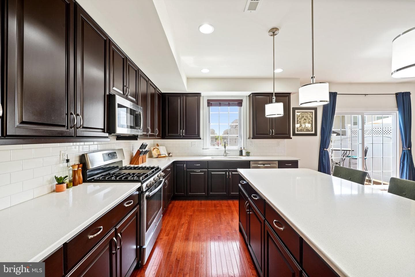 318 E Barnard Street photo 8