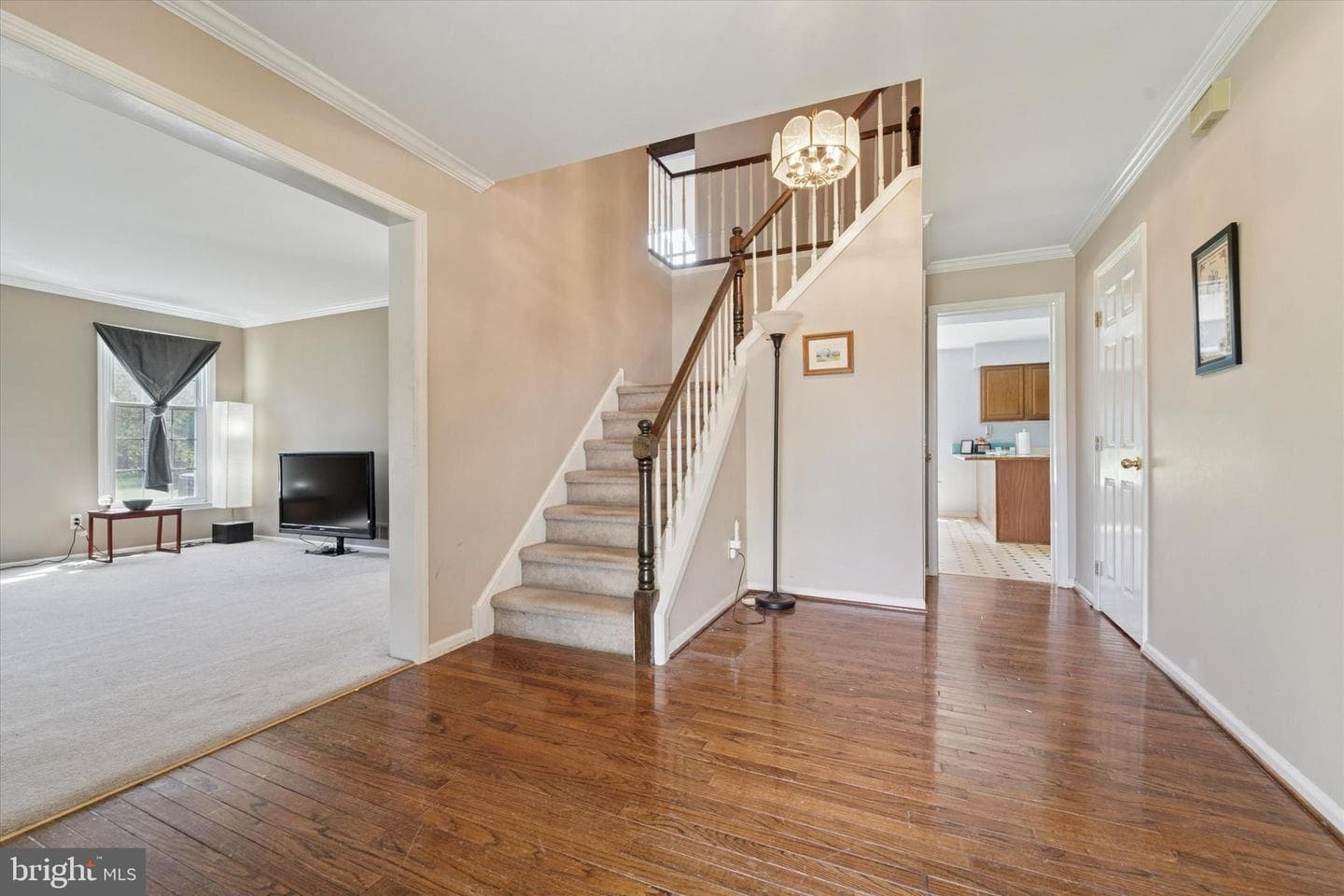 1098 Armstrong Court photo 3