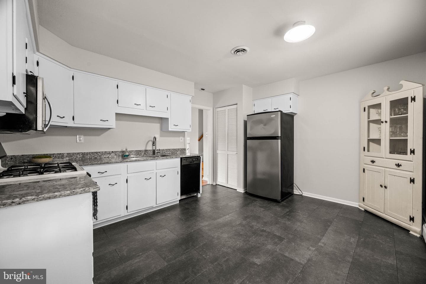 402 Rockland Avenue photo 9