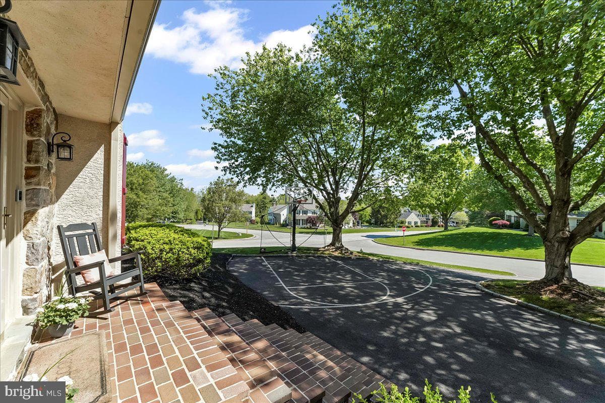 860 Springbank Lane photo 2