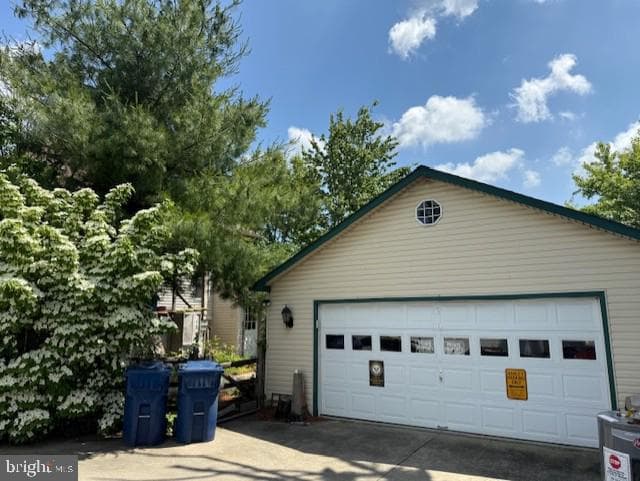 1108 W Lincoln Highway photo 2
