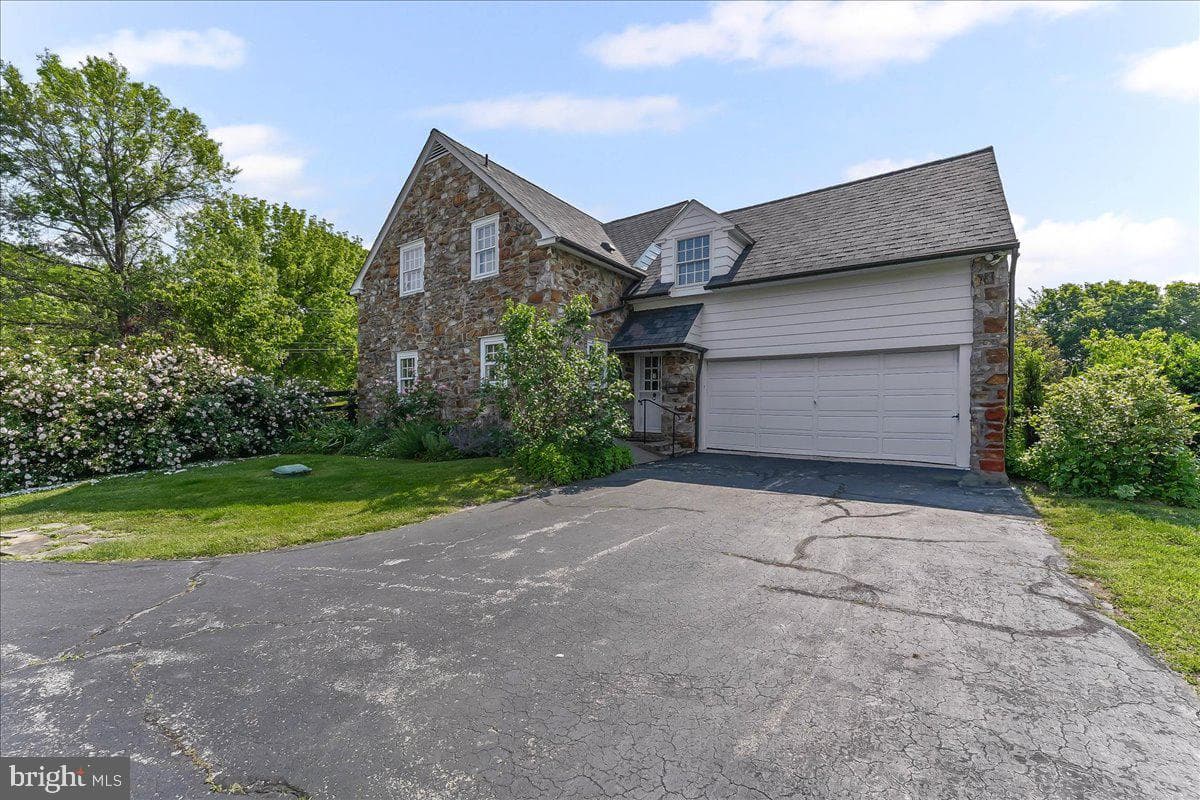 2700 Strasburg Road photo 4