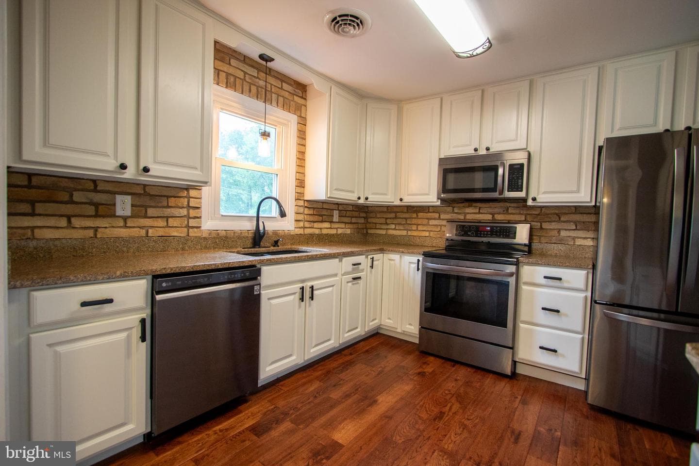 1298 E Kings Highway photo 20
