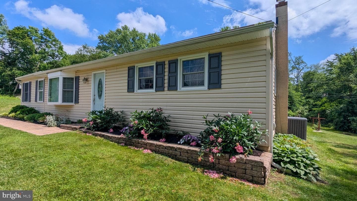 1298 E Kings Highway photo 3