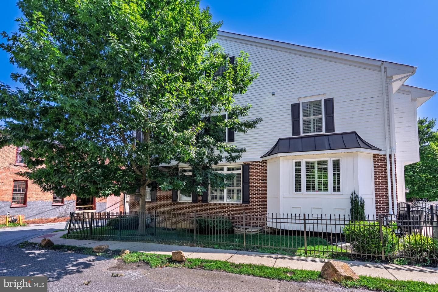 98 Spruce Alley photo 28