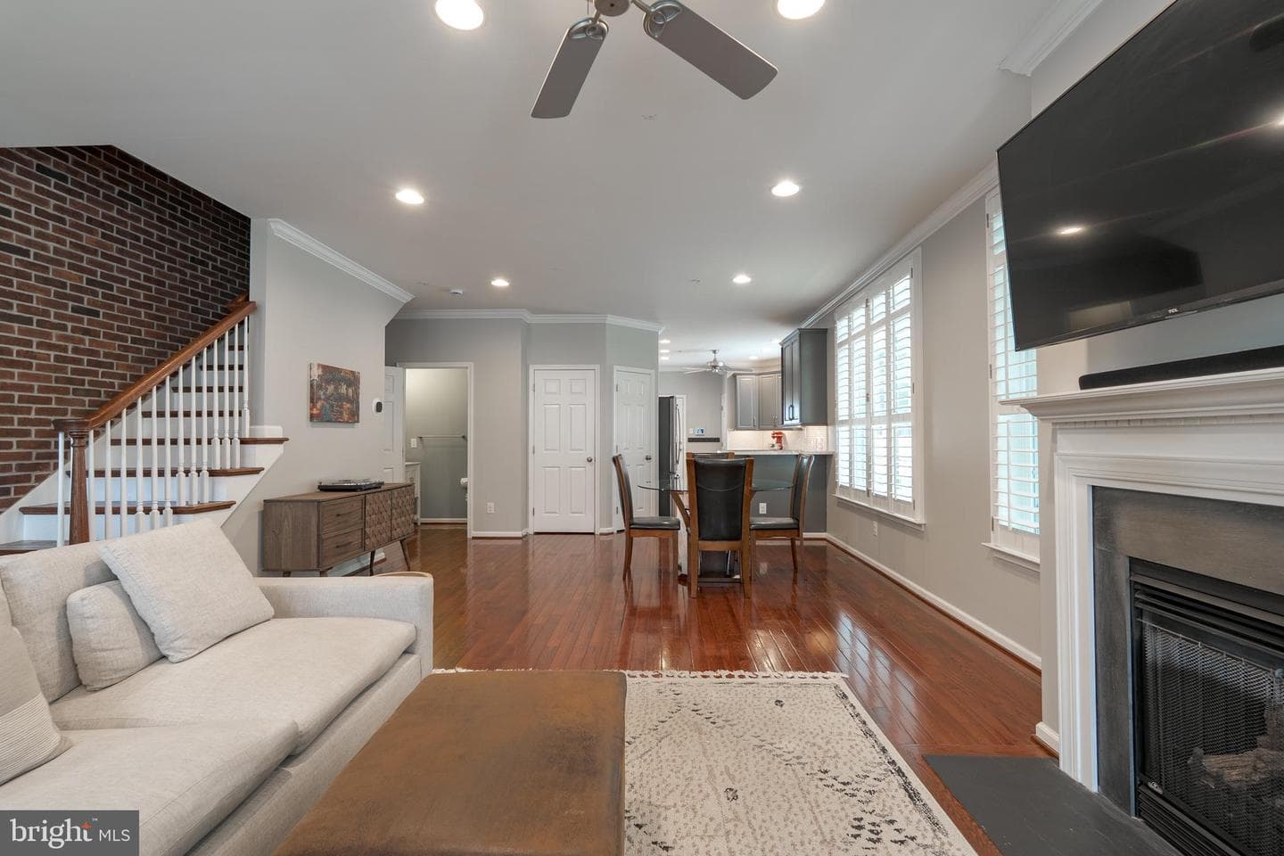 98 Spruce Alley photo 3